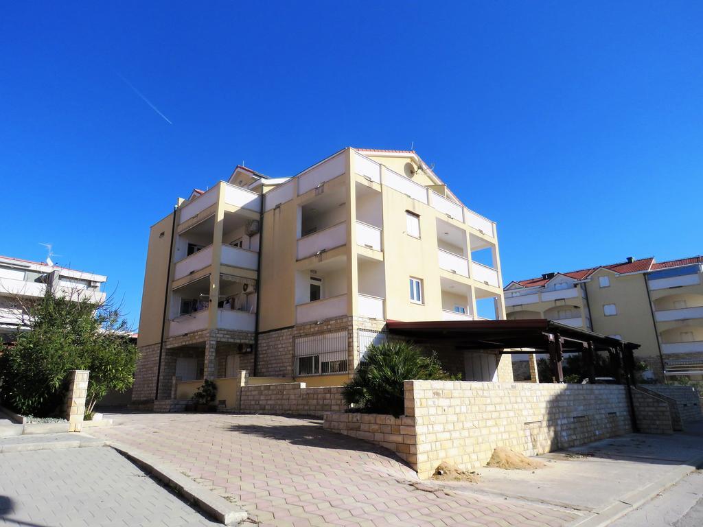 Apartments Party 诺瓦利娅 外观 照片