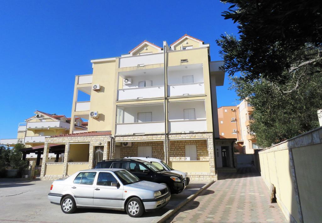 Apartments Party 诺瓦利娅 外观 照片